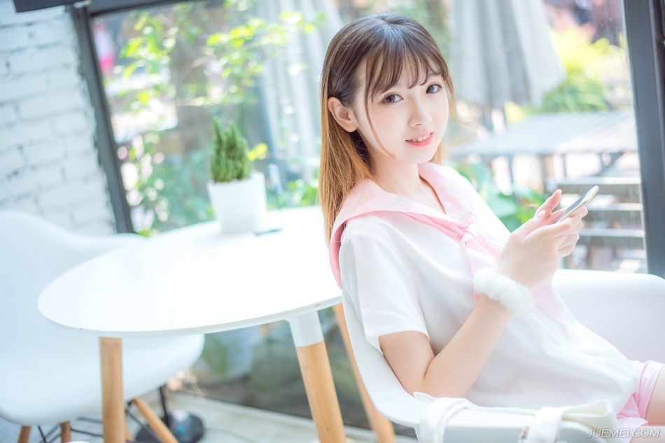 一个喜欢你的人，不会总让你做什么。而是会想着替你做点什么，取悦你才是种喜欢;一个在乎你的人，不会轻易惹你生气，而是害怕失去你，心怀恐惧才是种在乎。爱是付出，被爱是得到。你得到的多，那他是爱你的。你付出得多，那很可能只是单恋而已。不必一味讨好别人，不管走在何处，都不要迷失自己。